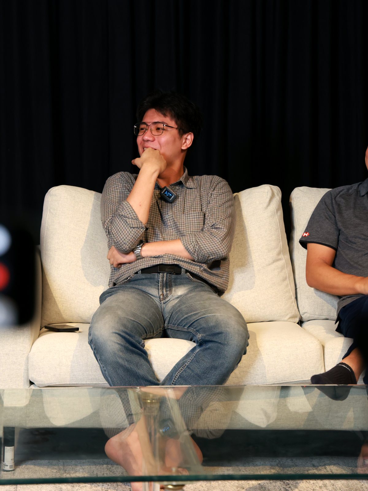 Two guests laughing on the sofas during a recording at Rhumb Studio